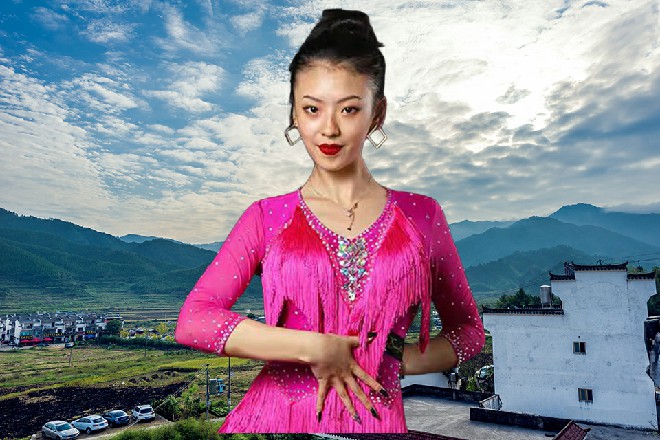 青梅拿起酒杯，却被诺曦S按住，然后给她倒了杯果汁