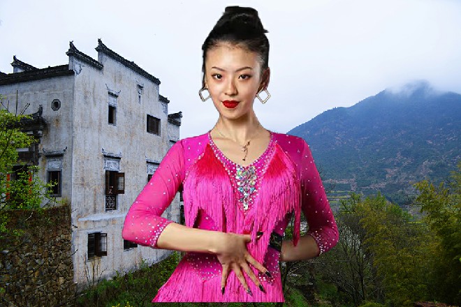 陈虎说着，一拽手里的皮鞭，拽的罗莉身子往前踉跄了几步