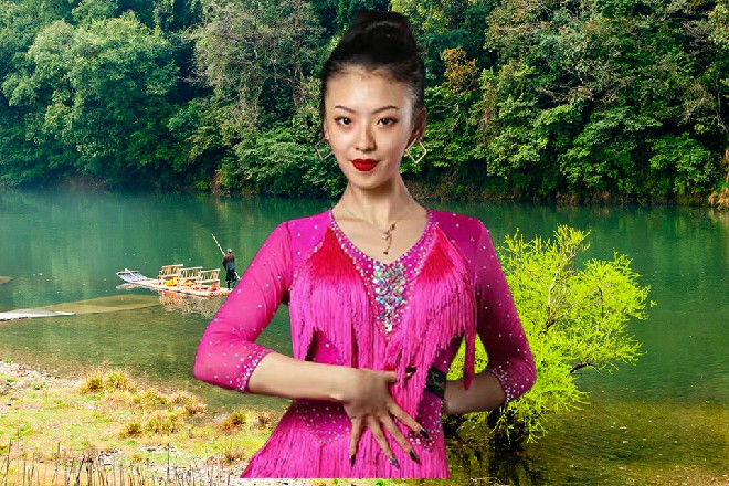 他捏紧了拳头，罗芙站在后面，感觉到苏曼s的怒气，有些奇怪