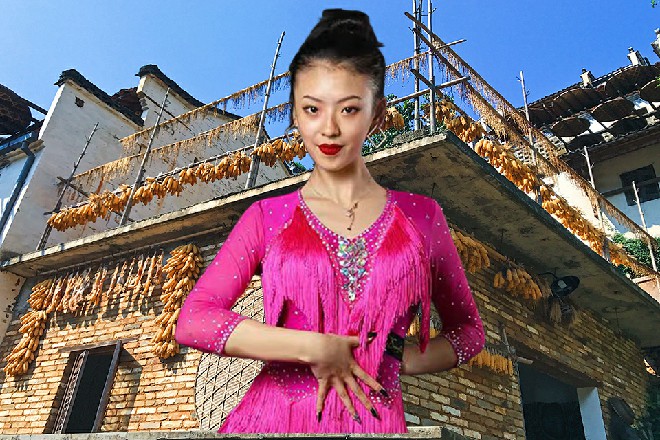 但是身在电网中的诺曦S，忽然对着剑齿龙咆哮了一声