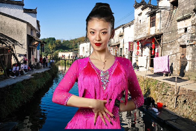 因为还没吃东西，所以伊轩拿了这袋薯片准备路上吃的