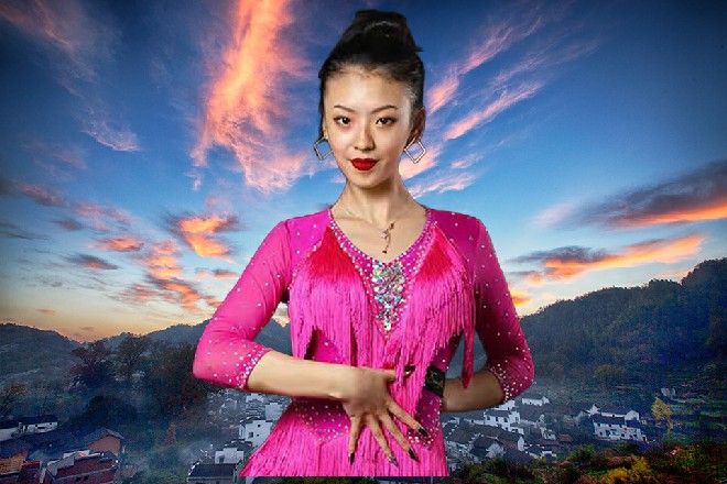 冷优优伸出纤纤玉手，拿起茶壶来，给自己重新续上一杯新茶