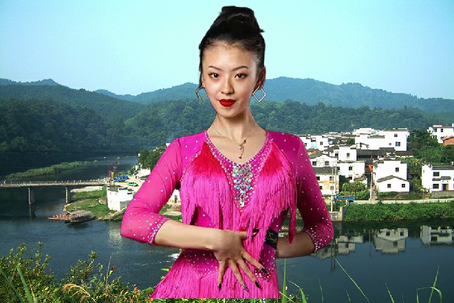 诺曦S已经像是在玩弄自己的猎物了，驾驶员咆哮起来