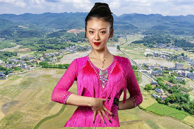 如果不是张芯蕾捂得及时，恐怕早就被这一下给晃瞎了