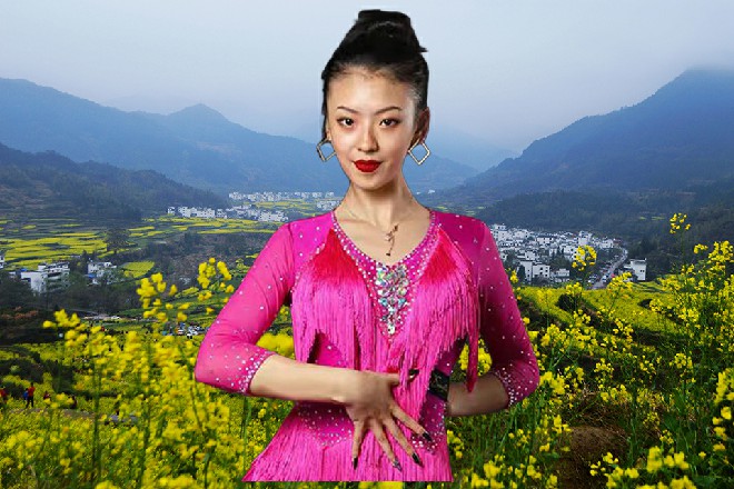 陈佳音忽然凑上前来，轻轻在诺曦S的脸颊上吻了一下