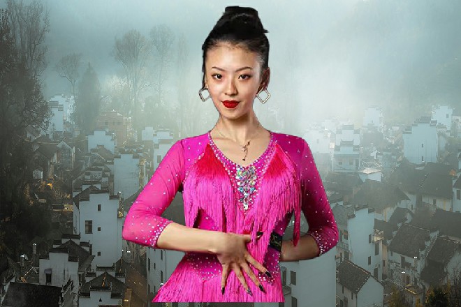 大汉是青龙会的打手，立刻掏出对讲机，汇报了这边的情况