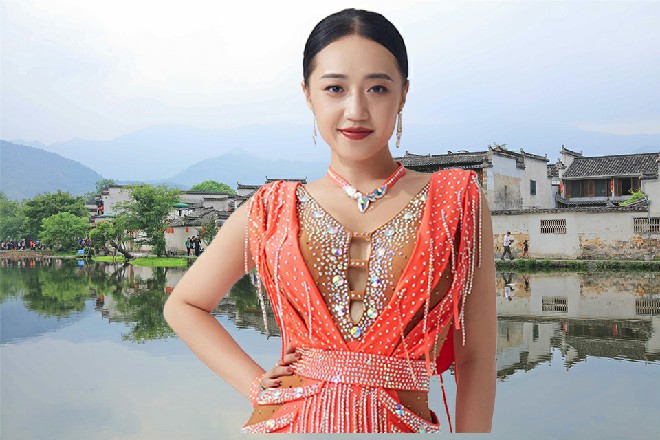 他愤怒地一爪掏在旁边的墙壁上，把墙壁抓出一个五指印来