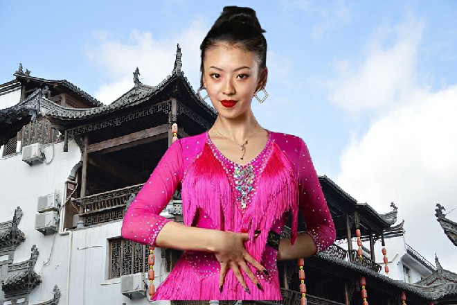 这王导顿时摔在地上，摔了个屁股开花，痛的他惨叫起来