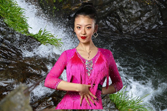 黑熊的身躯如此巨大，直接一团压上来，如同天塌了一般