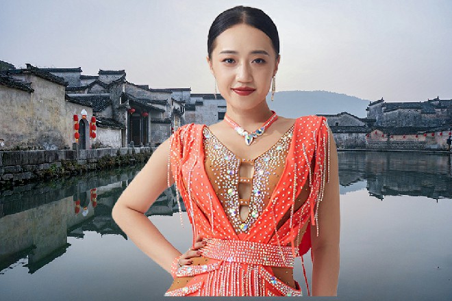 苏曼s的周围，不断有被切开的打手，身体支离破碎，摔在一边