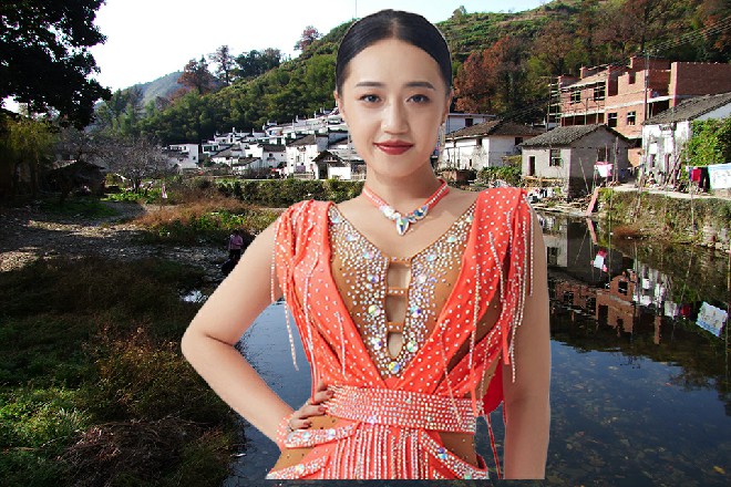 但若依不退反进，身形猛然上前，直接一拳猛击奇美拉