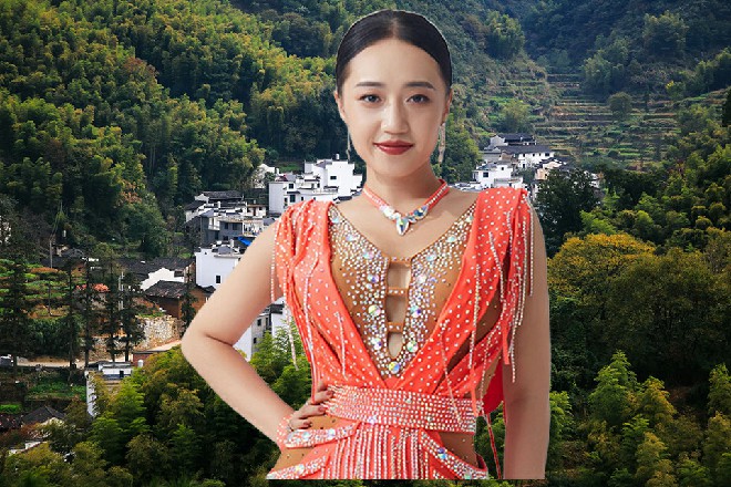 张芯蕾却哼了一声，她身形变得更轻，直接跳到了湖水上面