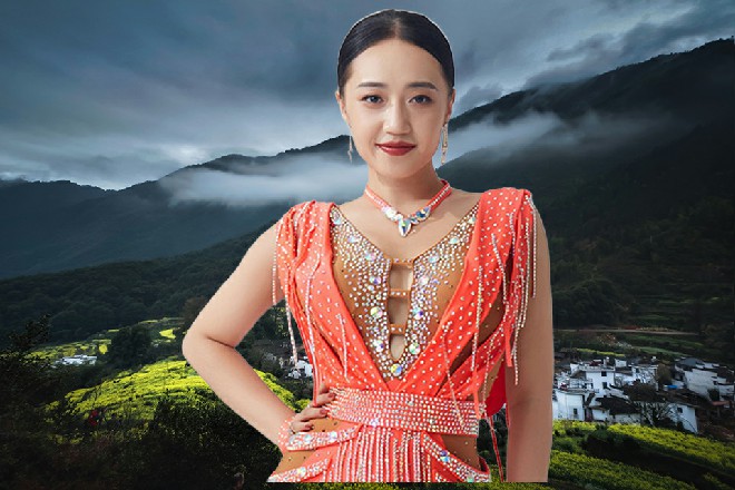 诺曦S的身体直接被这剑气击穿，然后慢慢跪倒在地上