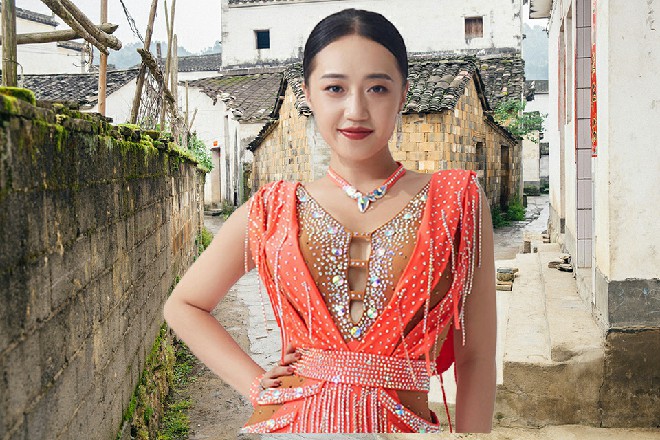 红色妖姬呵呵笑着，主动热情地伸出手来，跟这位埃隆握了握手