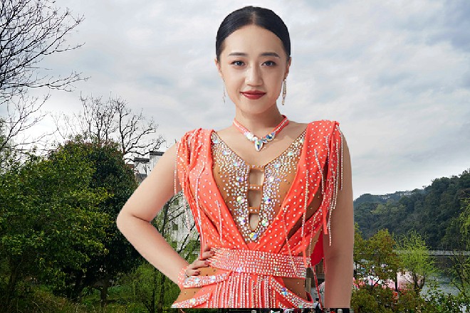 容小薰似乎在注意什么，没有察觉，而苏曼s却有点心跳加快