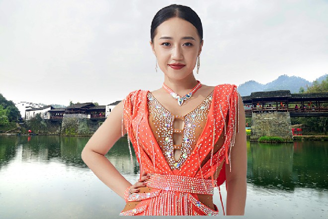 而那金发男子的宝座，就矗立在小山上面，触目惊心