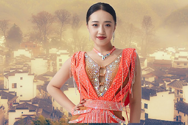 一个有些沙哑的声音跟着响了起来，接着是扯衣服的声音