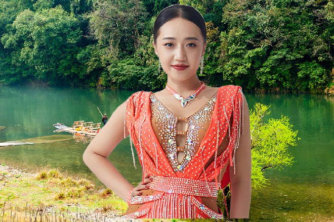 他们身后也挺乱，到处都是施工现场，砖头就有好几摞