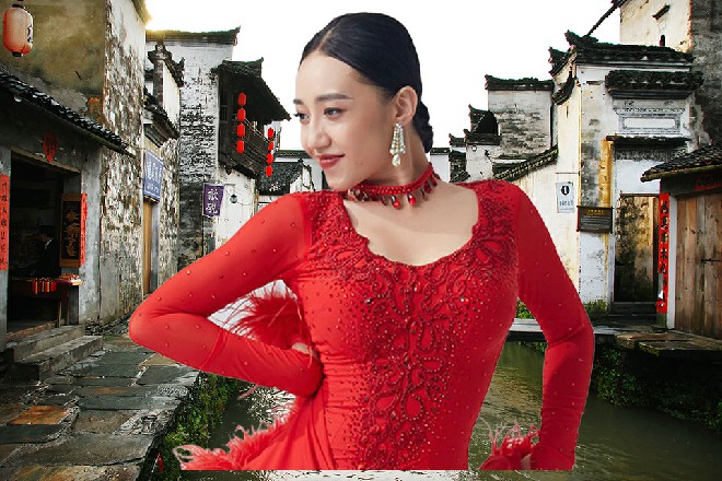 而诺曦S直接贴着车子的另一边，跟条蛇似的就滑下去了