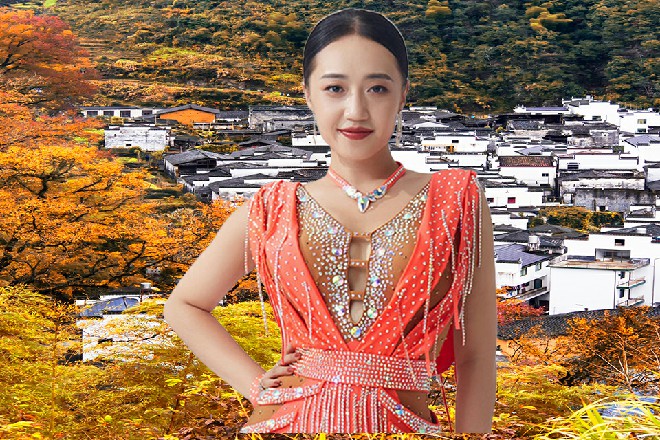 因为上衣坏了，他干脆把上衣彻底扯碎人，扔到一边