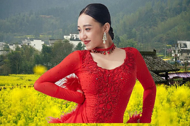 龙先生伸出手来，一把接住了这酒杯，手臂都没抖一下