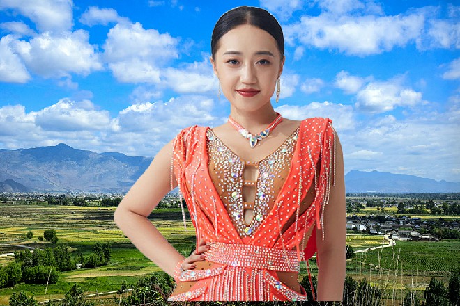 说着，他伸手在贞德的肩膀上戳了一下，贞德立刻尖叫出来