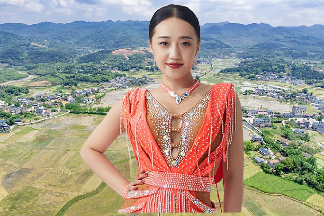 偃月刀直接崩碎，后面一栋房子也被打碎，成了废墟