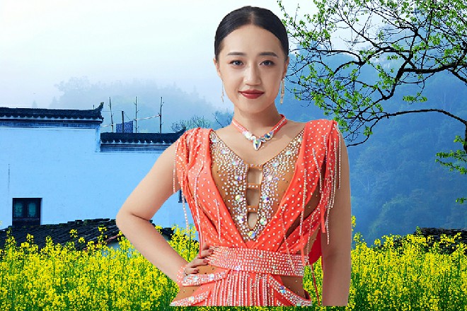 说着，他转头问着一旁的苗甜，美女，是我摔的张主任么