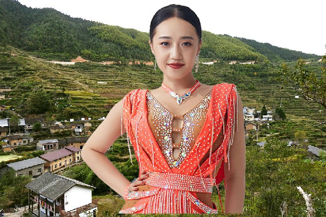 说着，独眼龙踩了两步，一掌接着一掌，向着伊轩拍去