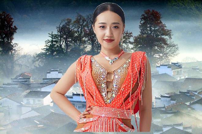 话音落下，秦海从窗户中一跃而出，落在了外面的广场上面