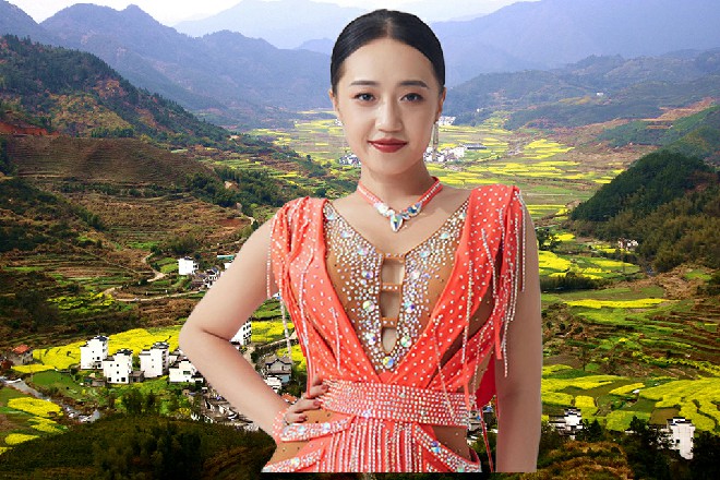 而王玥这时候后退了一步，举着手枪，对着老警察说道