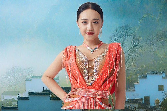 青梅一伸手，把旁边侍卫身上的佩剑摘了下来，丢给了红色妖姬