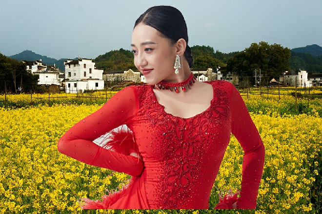 他吐出一口鲜血，伸手在自己腹部戳了几下，截住血脉