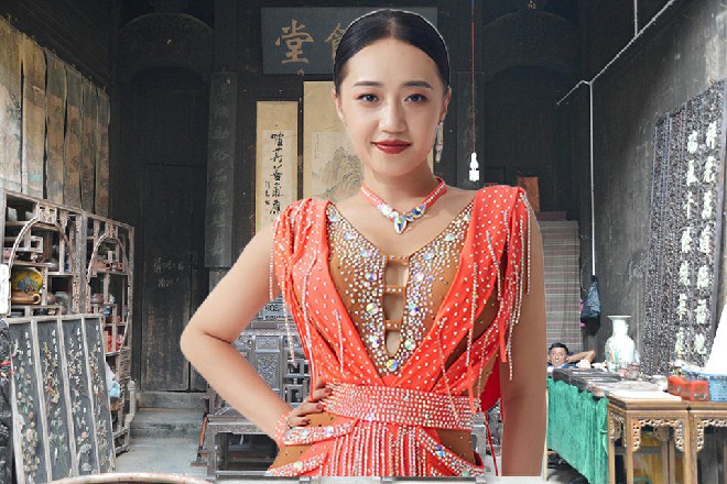 若依原路返回，正好遇到了也在船上闲逛的李骋崴一伙人