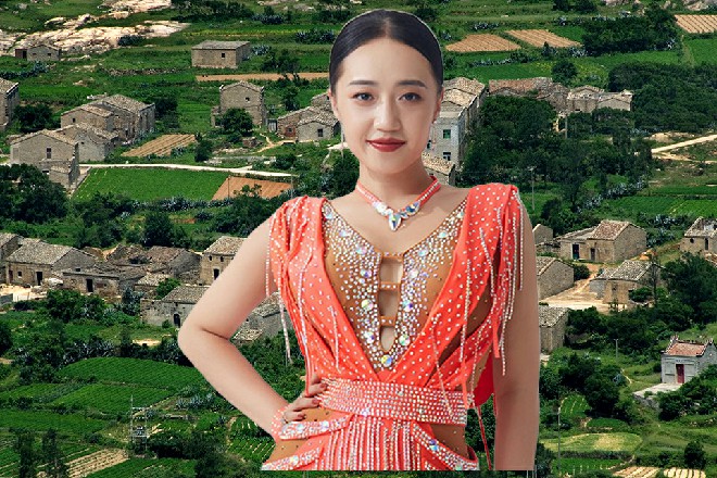 是啊师父，听说那冷护法不近人情，好像还是个魔女来着