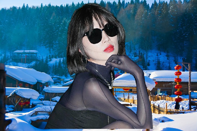 他转头一看，诺曦S果然站在他的身后，同时正在点烟