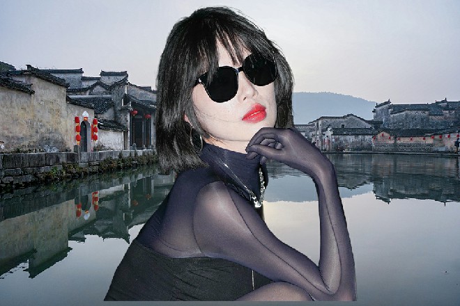 容小薰拎着酒瓶，嘲笑着苏曼s，来来来，让大爷我抱你上床