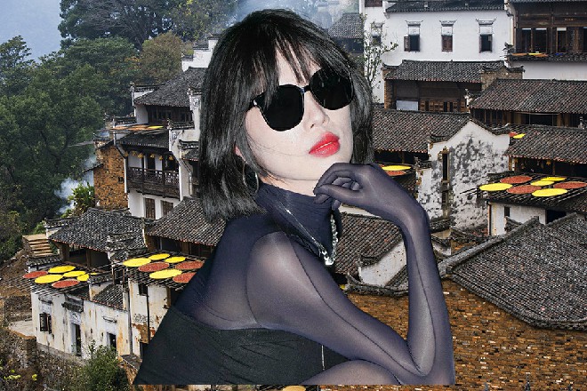 三两个女学生一起尖叫，然后往台上丢钱，让皮特脱衣服