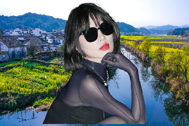 龙智的母亲不好意思地笑了笑，然后宠溺地看着自己的儿子