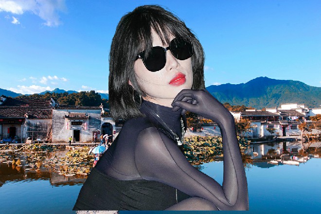 白衣男子指了一下自己，然后伸手在面具上轻轻一点