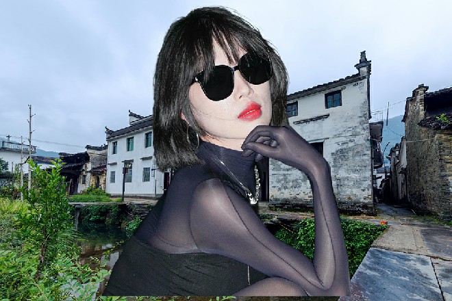 李华正快活呢，那少妇在他身上不断地耸动，甩着一头黑发