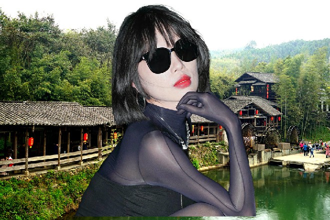 唐燕的身影露出来，她也被惊醒，抬眼一看，脸色煞白