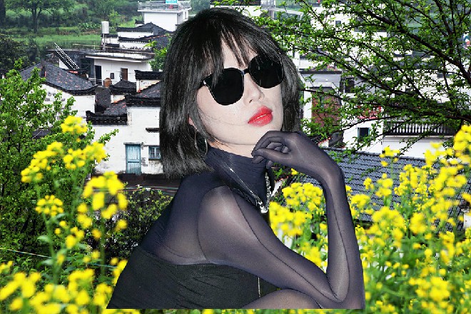 说着，他脚踩轻功，直接向着光芒出现的地方飞驰过去