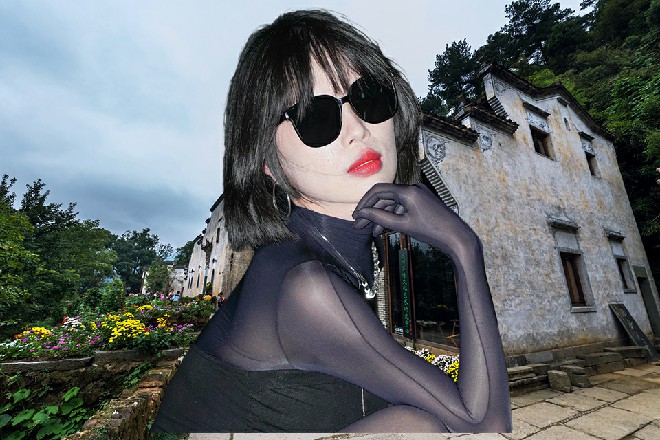 他正要站起来，身后却出现了一双手，轻轻按住了他的肩膀