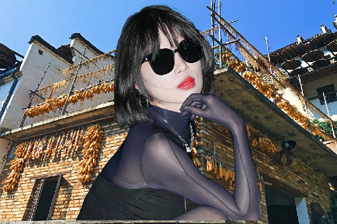 那背后的墙壁上，立刻出现了一个直径三米多的巨大掌印