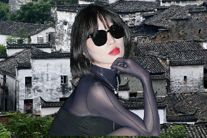 她似乎懒得跟这种人争吵，直接往后一挤，躲在了苏曼s的身后