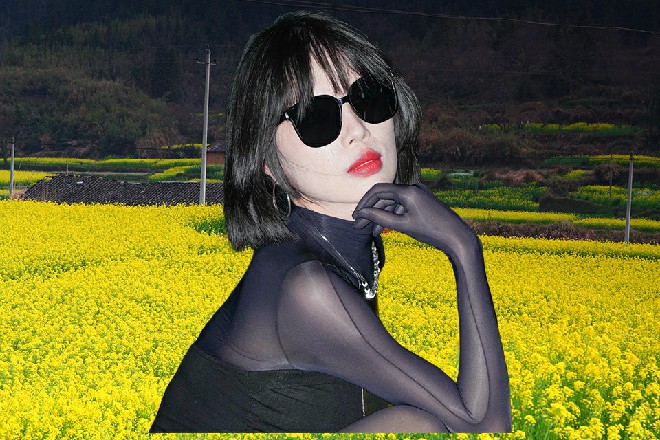 他双手握着两把手枪，手枪在手中围绕着手指转动了两圈