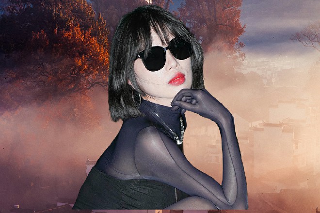 而苏曼s坐了起来，伸手接住了邓主席的杯子，放在他手心里