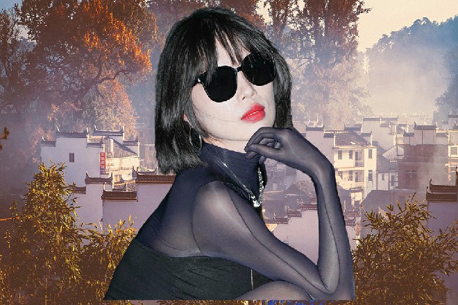 王玥顿时浑身一震，那头顶的头箍立刻亮起一道红色的光芒