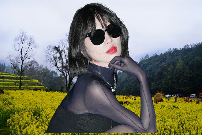 苏曼s伸手一扯，连皮带肉，还有一块胸甲，都被他扯了下来